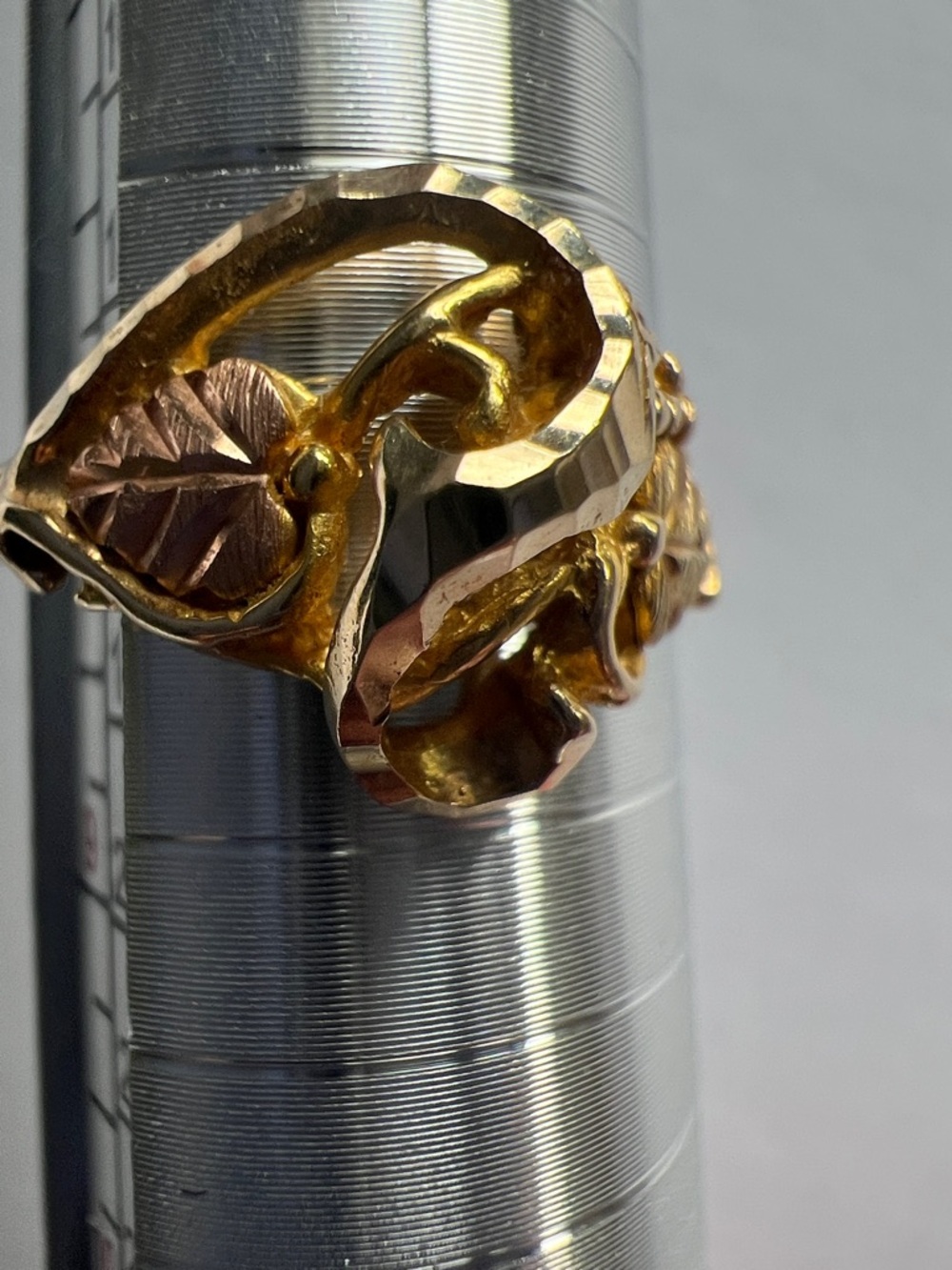 10 Karet Black Hills Gold Ring size 8
